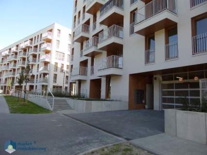 Dwa pokoje z garażem i komórką w apartamentowcu