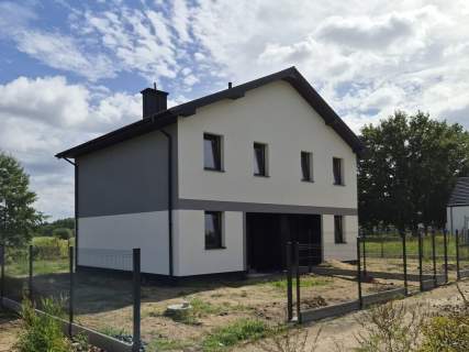 Połowa bliźniaka w pobliżu lasu i rzeki
