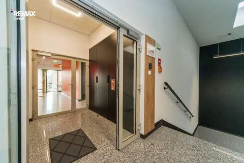 Nowoczesna siedziba firmy 360 m i parking