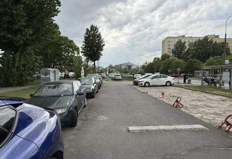 Dwa pokoje z oddzielną kuchnią, parking
