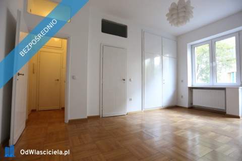 Klimatyczna kawalerka na Powiślu w kamienicy z balkonem