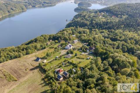 Drewniany domek z widokiem na Jezioro Rożnowskie