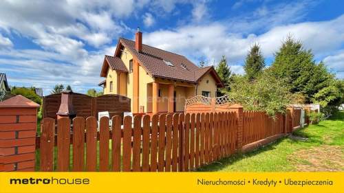 Dom z ogrodem nad morzem z pokojami na wynajem