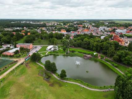 dom nad jeziorem Lidzbarskim obok amfiteatru