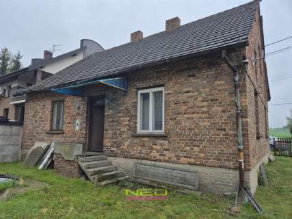 Dom z budynkiem gospodarczym w spokojnej okolicy
