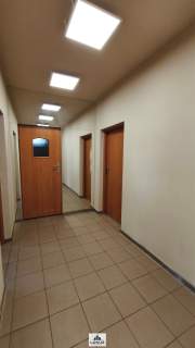 Magazyn z biurem i parkingiem, parter brama