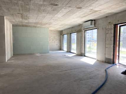 Duży lokal z placem zabaw przy metro Mińska