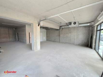 Lokal na Starym Mieście w apartamentowcu nad rzeką