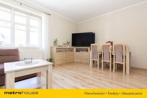 Przestronne mieszkanie z kominkiem na parterze