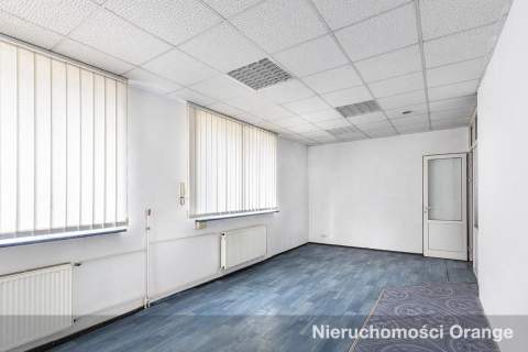 Duży budynek biurowy w centrum miejscowości