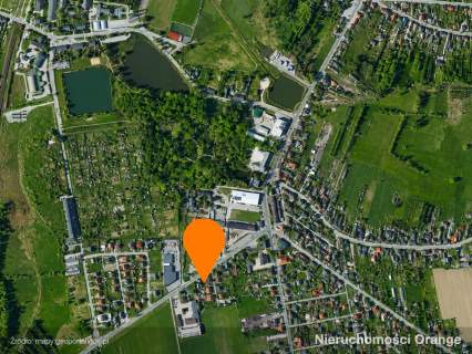 Budynek blisko centrum handlowo-usługowego miejscowości.
