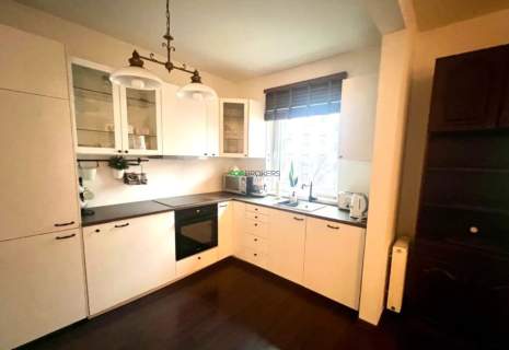 Salon z aneksem i sypialnia, balkon, garaż
