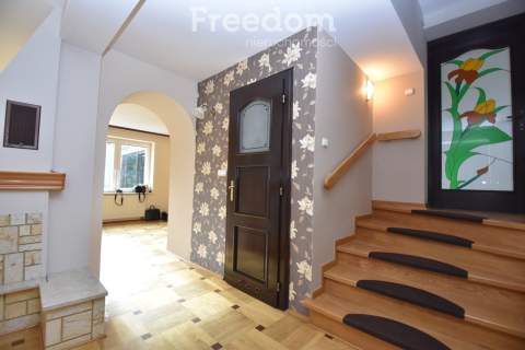 Duży dom 300 m2/3 mieszkania/pod najem/ogród/garaż