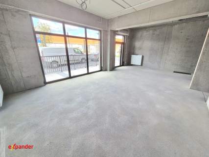 Lokal na Starym Mieście w apartamentowcu nad rzeką
