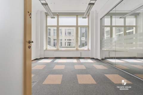 Na wynajem przestronny lokal 260 m2 Rynek 1 piętro
