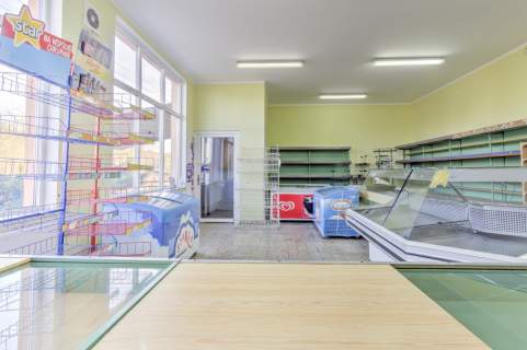 Budynek komercyjny 100,60 m z dużymi witrynami