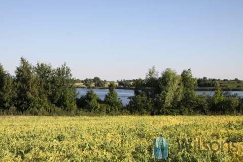 Działka nad jeziorem z linią brzegową