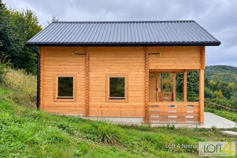 Drewniany domek z widokiem na Jezioro Rożnowskie