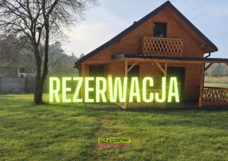 Dom letniskowy całoroczny w otoczeniu lasów.