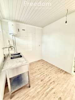 Gotowy lokal gastronomiczny z okienkiem na peronie