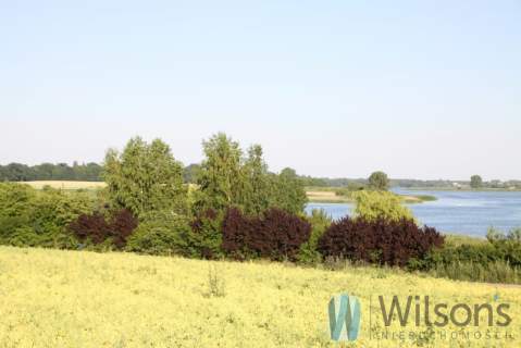 Działka nad jeziorem z linią brzegową