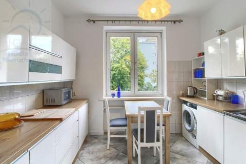 2 przestronne pokoje, balkon, I piętro