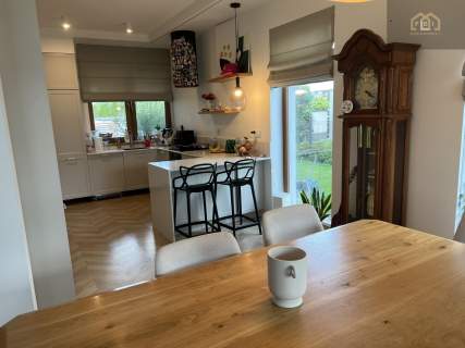 Nowoczesny dom z basenem 210 m2