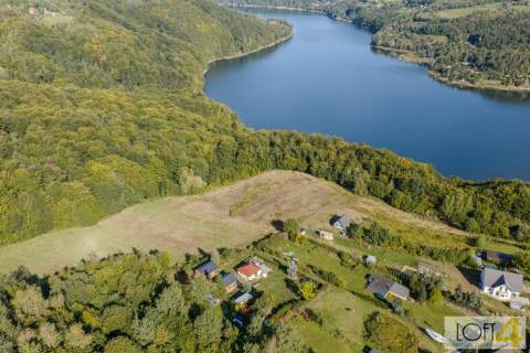 Drewniany domek z widokiem na Jezioro Rożnowskie