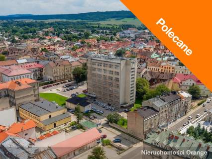 Duży budynek w centrum miasta, w pobliżu Rynku