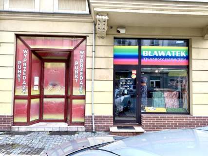 Lokal z witrynami przy ruchliwej ulicy.