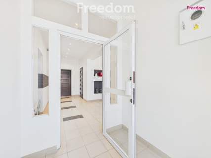 Na wynajem hala 700m2 z pomieszczeniami biurowymi