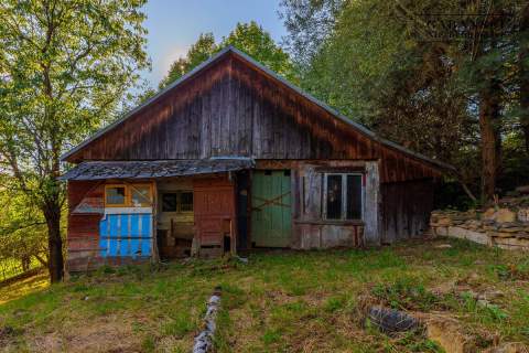 DREWNIANY DOM PO GRUNTOWNYM REMONCIE NA 1,35 HA -