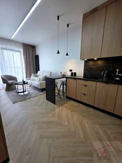 Apartament z balkonem z widokiem na rzekę.