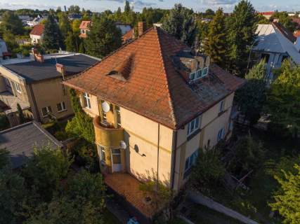 Klasyczna przedwojenna willa miejska z ogrodem