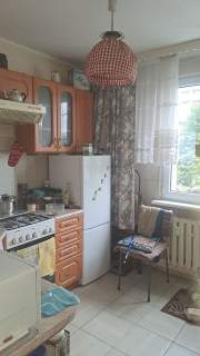 Klasyczny układ z jasną kuchnią i osobnym WC