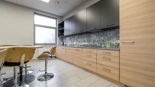 Powierzchnia biurowa z parkingiem - 400m2