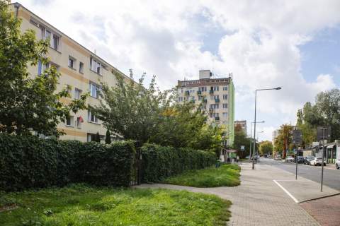 Kawalerka na Saskiej Kępie w niskim bloku
