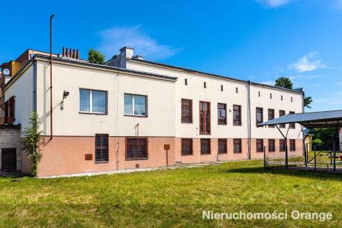 Duży budynek biurowy w centrum miejscowości