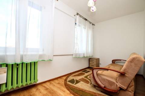 przestrzenne z oddzielną kuchnią, z balkonem