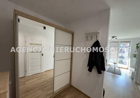 DO ZAMIESZKANIA Z MIEJSCEM POSTOJOWYM I BALKONEM