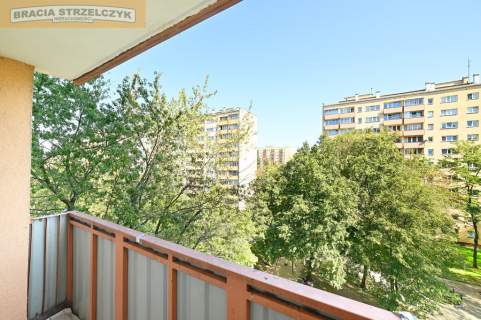 Okazja Dwa pokoje, balkon, metro 