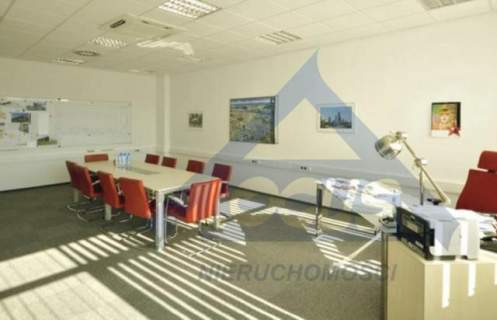 Magazyn z biurem 3805 m2 Włochy
