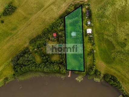 Uroczy dom z linią brzegową i nowym pomostem