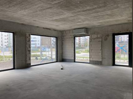 Duży lokal z placem zabaw przy metro Mińska