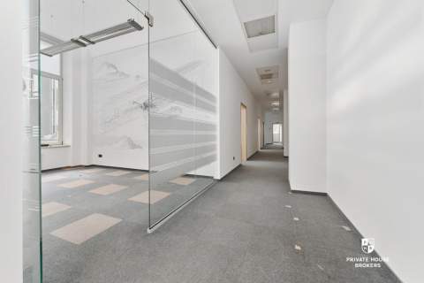Na wynajem przestronny lokal 260 m2 Rynek 1 piętro