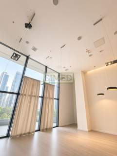 Na prestizowy salon sprzedaży, Centrum