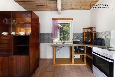 DREWNIANY DOM PO GRUNTOWNYM REMONCIE NA 1,35 HA -