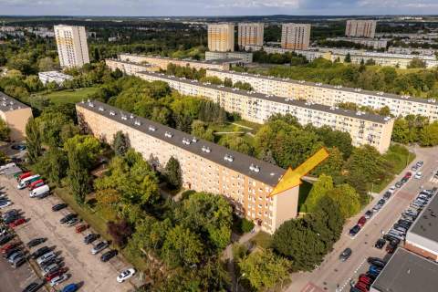 Przy Galerii Plaza, bardzo zadbane, wśród zieleni