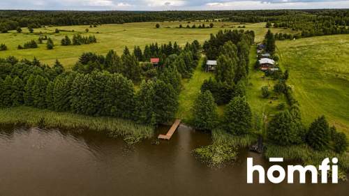 Uroczy dom z linią brzegową i nowym pomostem