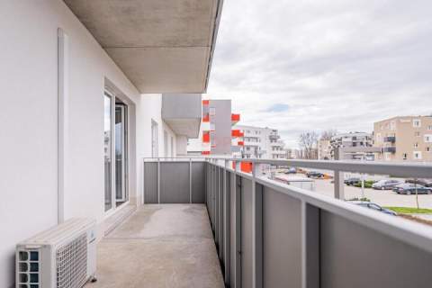 58 m2 z dużym balkonem w zielonej okolicy, parking